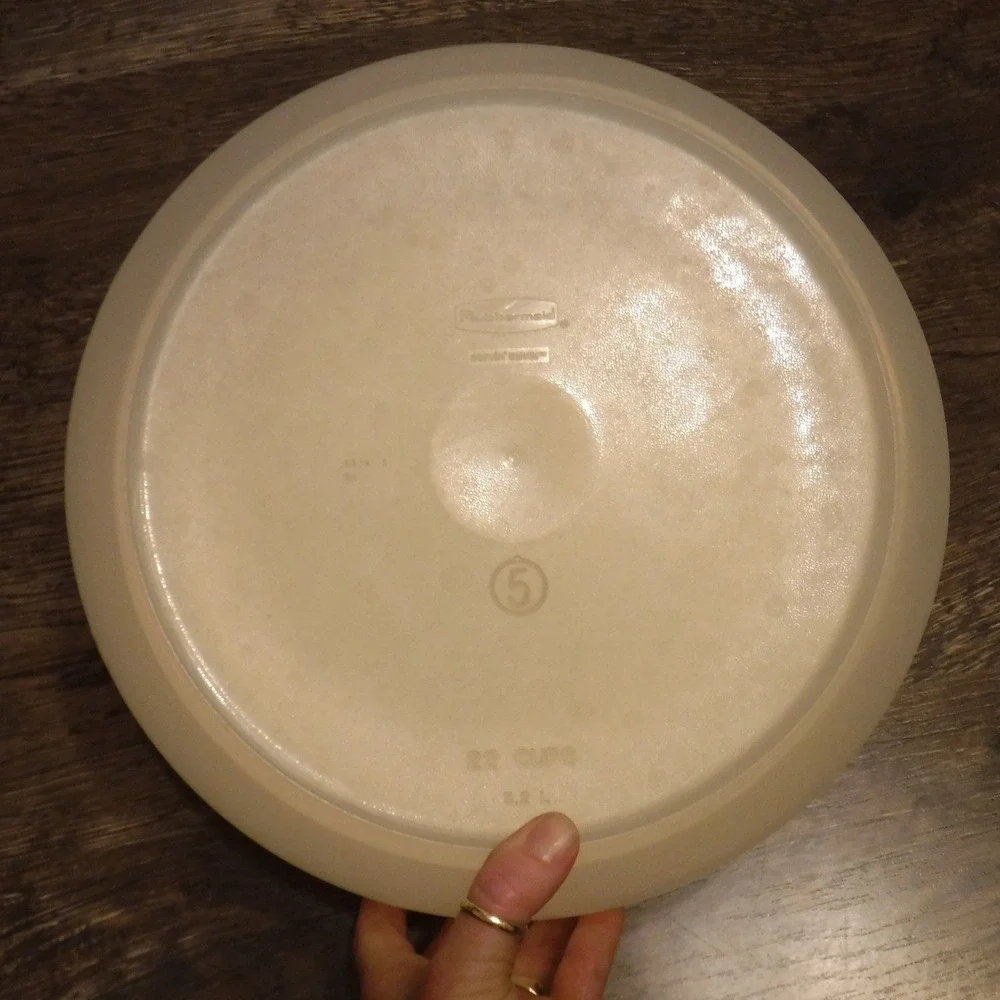 Vintage Rubbermaid Almond lid Round Storage Container 22‎ Cups Plastic